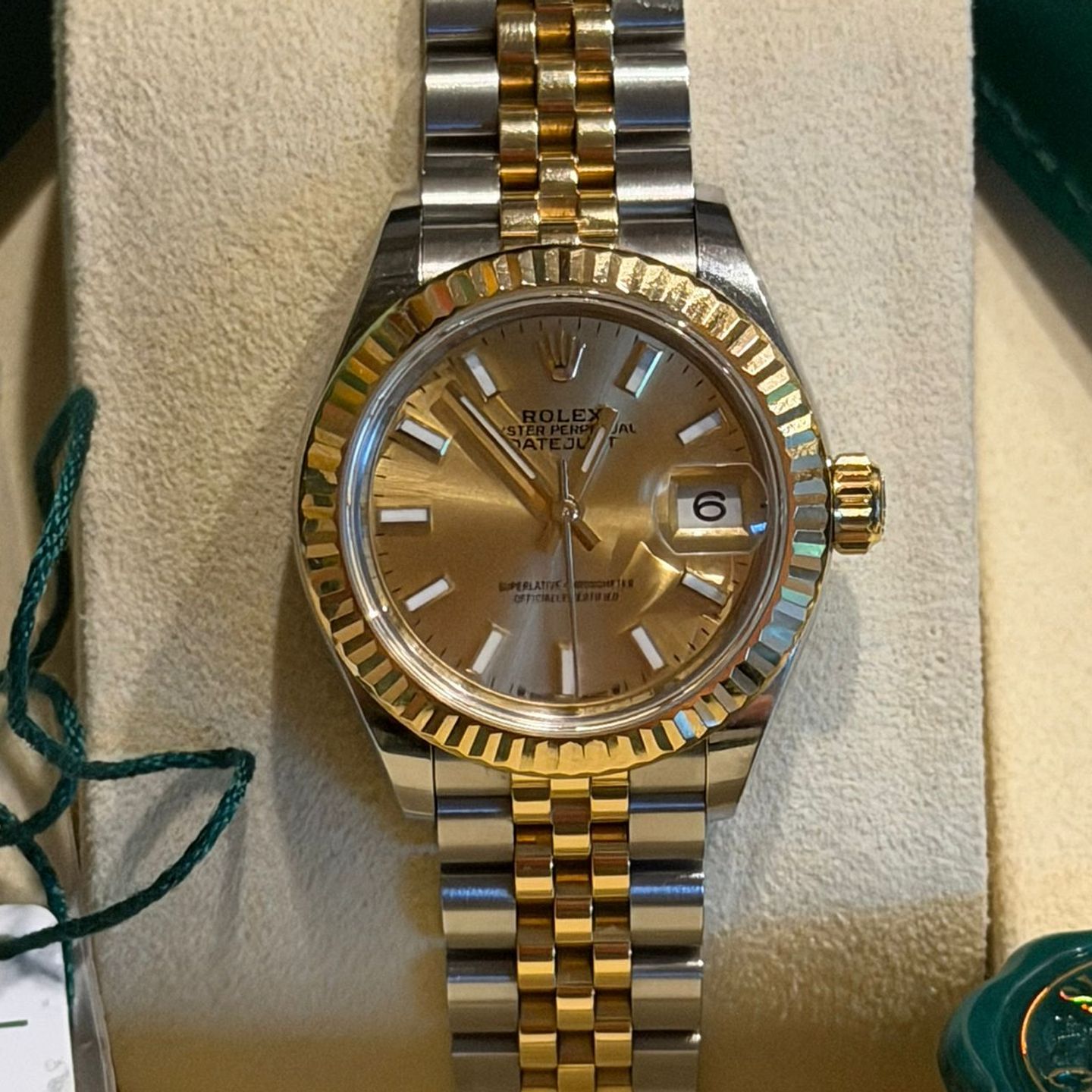 Rolex Lady-Datejust 279173 (2025) - Champagne wijzerplaat 28mm Goud/Staal (1/5)