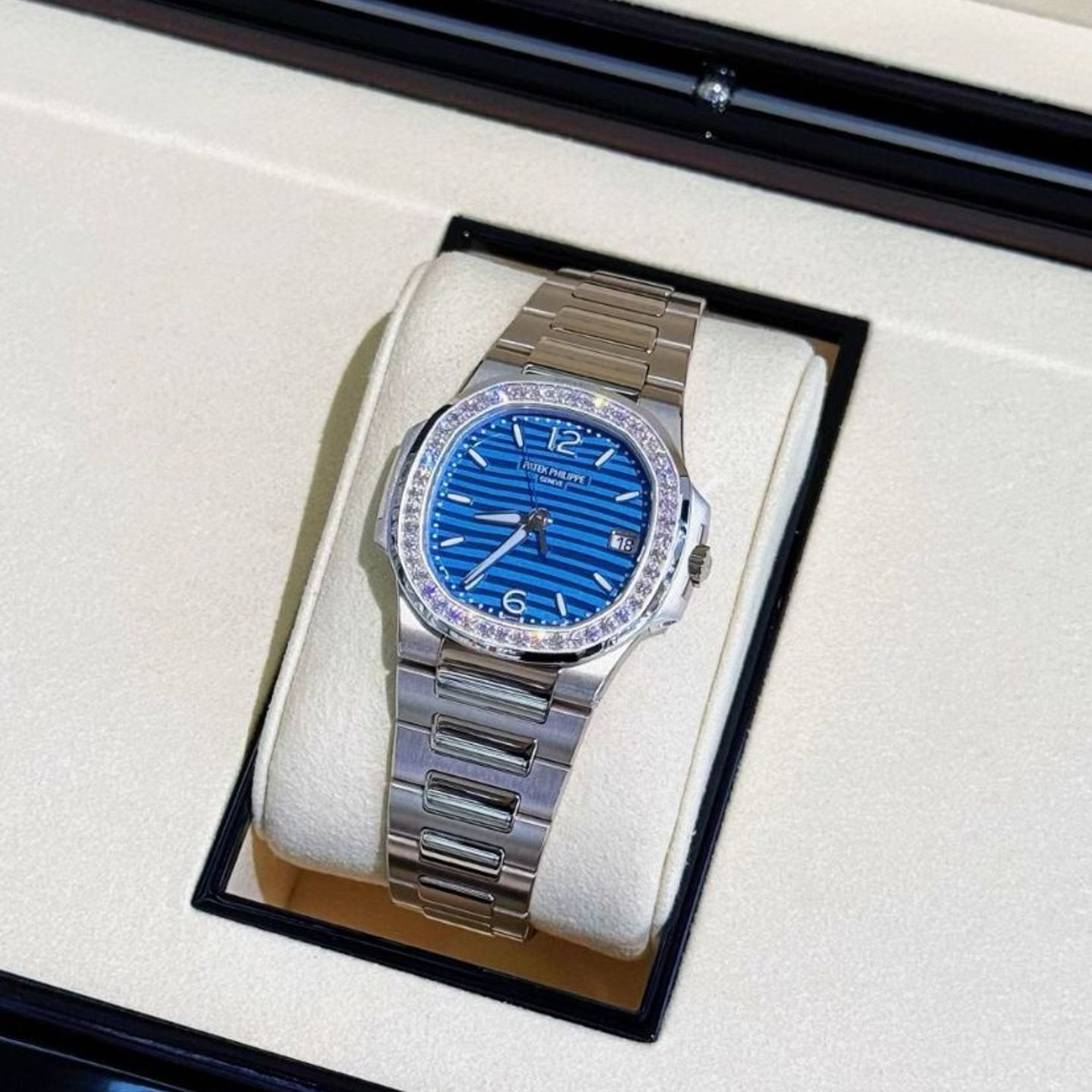 Patek Philippe Nautilus 7010/1G-013 - (1/5)