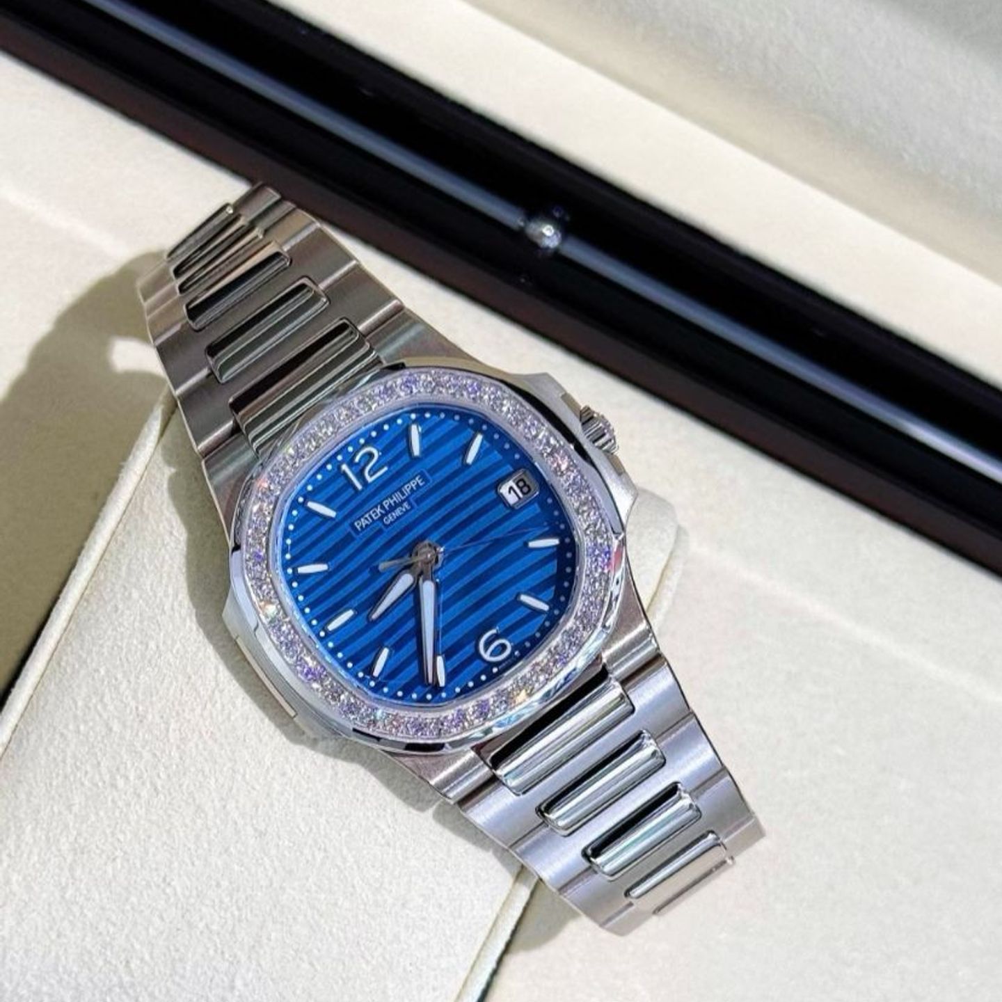 Patek Philippe Nautilus 7010/1G-013 - (4/5)