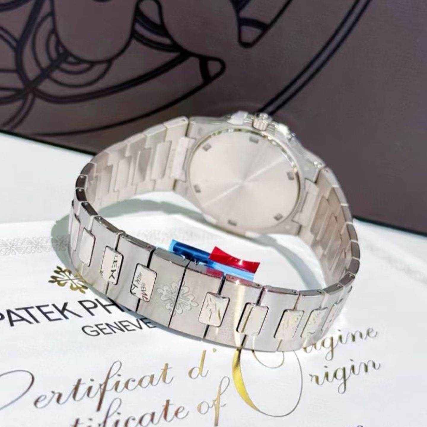 Patek Philippe Nautilus 7010/1G-013 - (2/5)