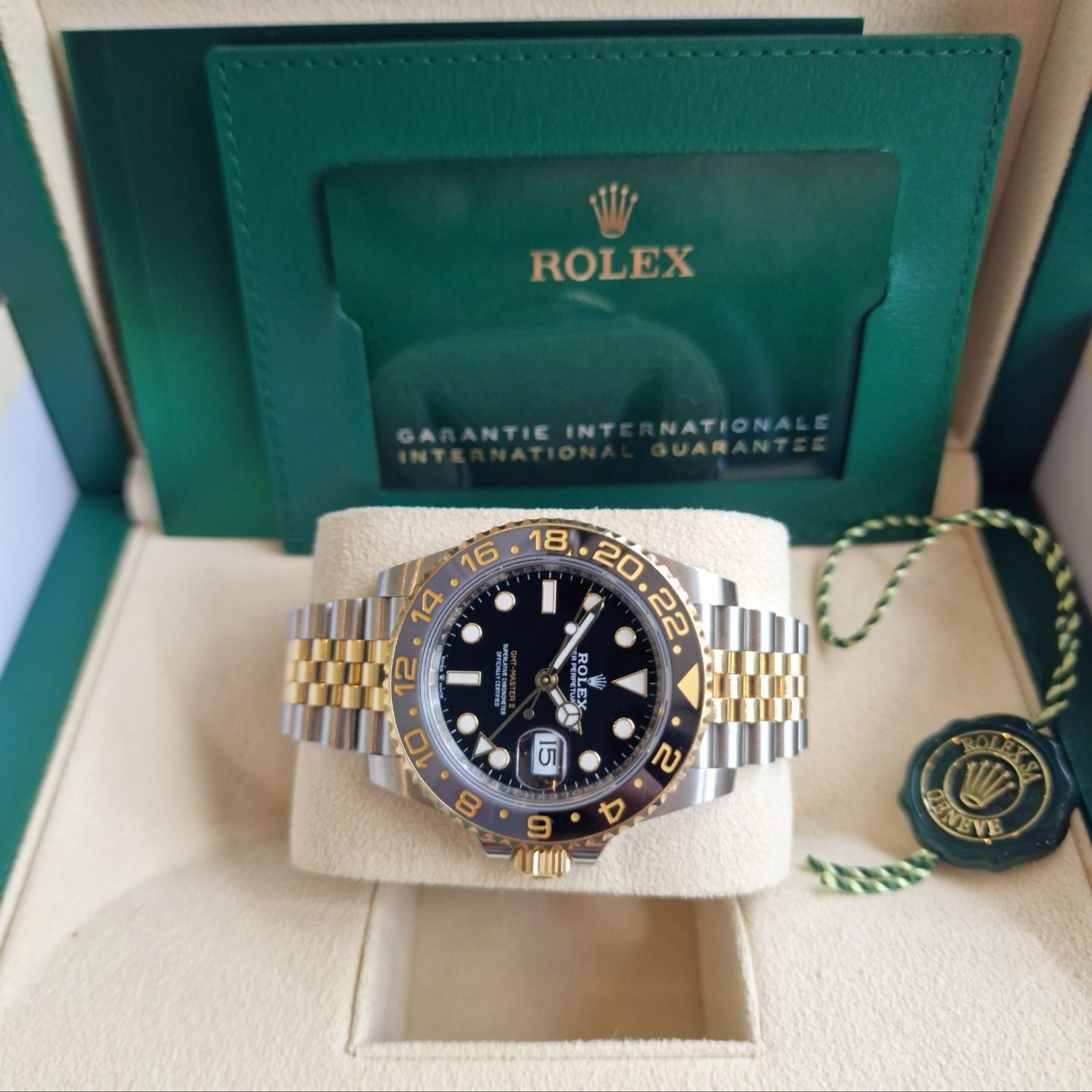 Rolex GMT-Master II 126713GRNR (2023) - Black dial 40 mm Gold/Steel case (3/6)