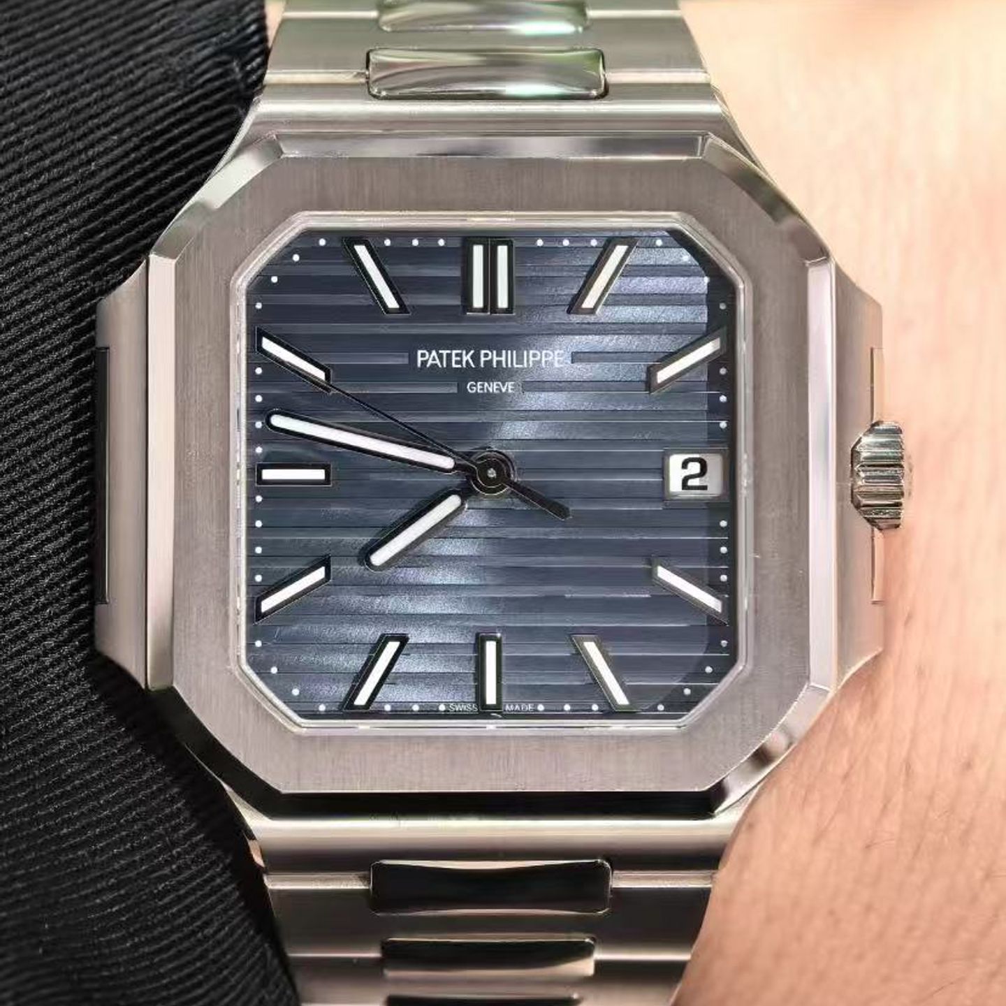 Patek Philippe Cubitus 7128/1G-001 (2025) - Black dial 40 mm Steel case (1/4)