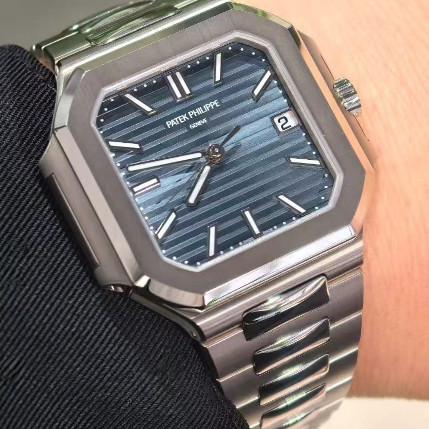 Patek Philippe Cubitus 7128/1G-001 (2025) - Black dial 40 mm Steel case (4/4)