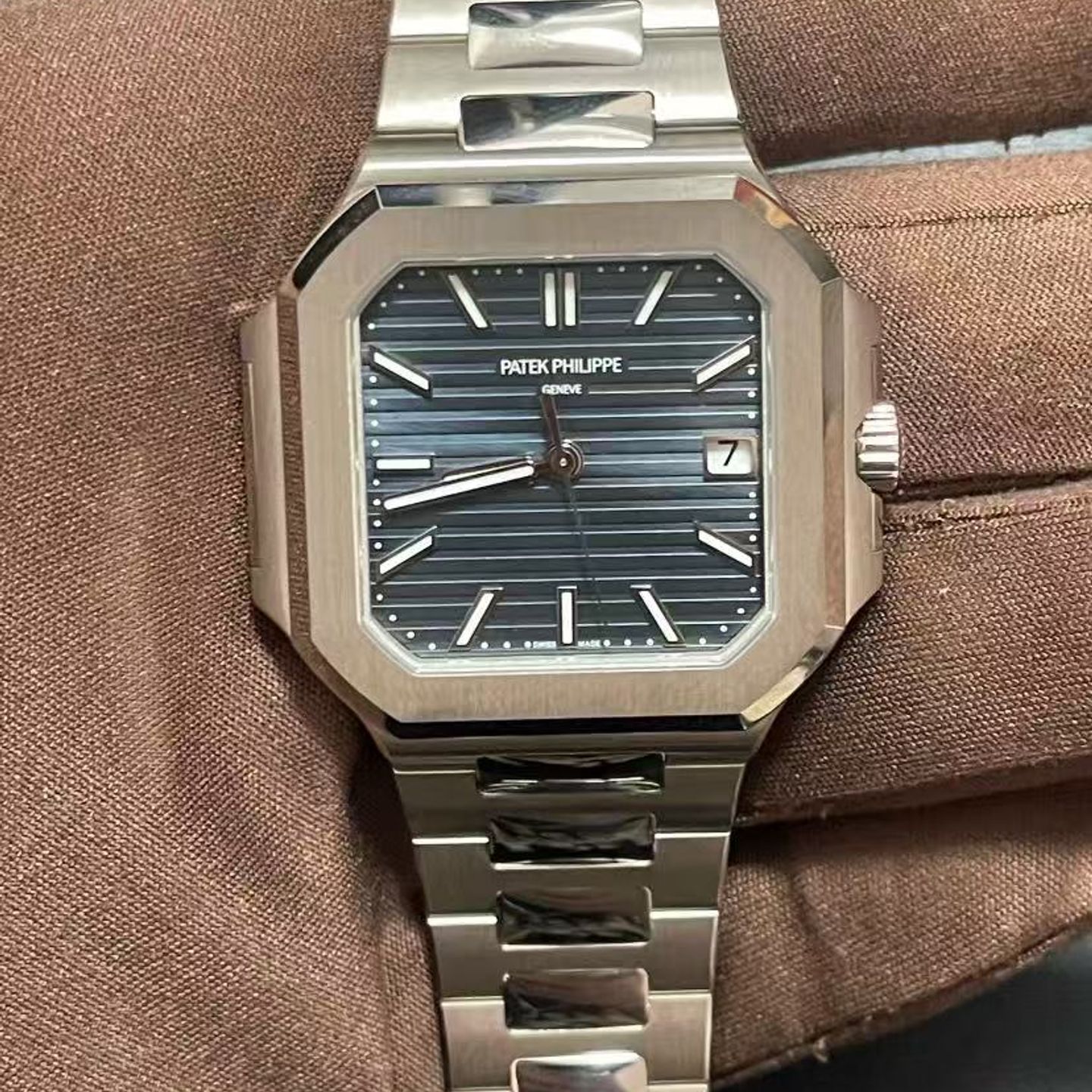 Patek Philippe Cubitus 7128/1G-001 (2025) - Black dial 40 mm Steel case (2/4)