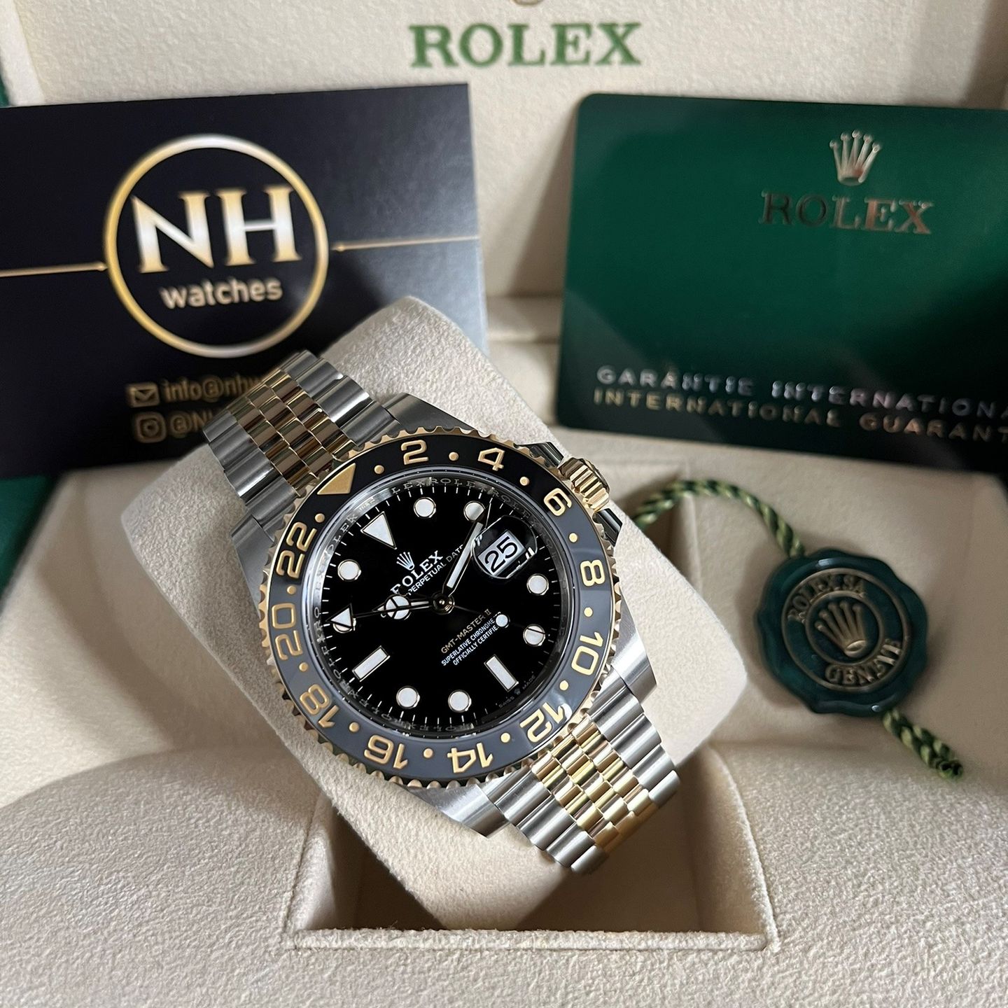 Rolex GMT-Master II 126713GRNR (2023) - Zwart wijzerplaat 40mm Goud/Staal (2/3)