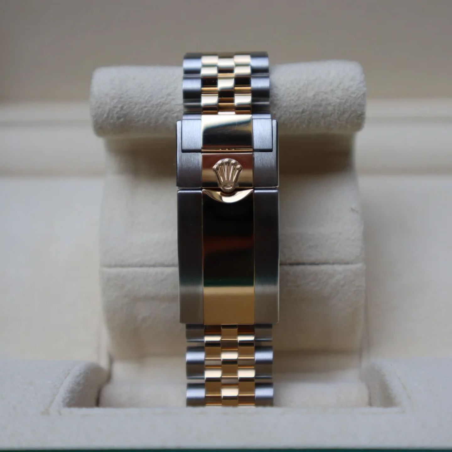 Rolex GMT-Master II 126713GRNR (2023) - Black dial 40 mm Gold/Steel case (5/6)