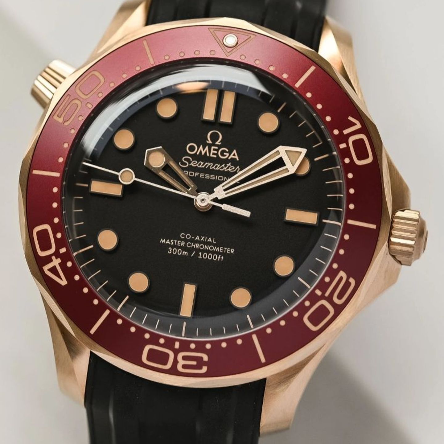 Omega Seamaster Diver 300 M 210.92.42.20.01.003 (2025) - Zwart wijzerplaat 42mm Roségoud (4/5)