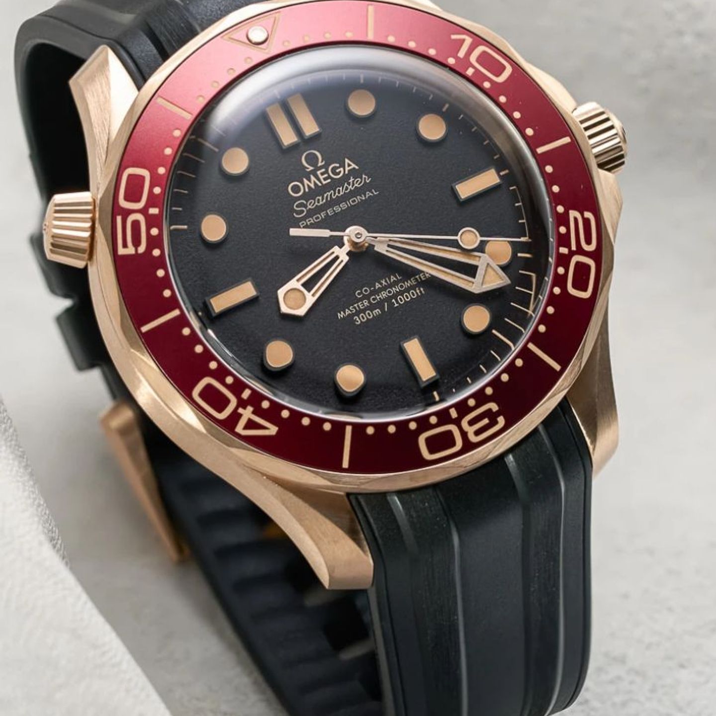 Omega Seamaster Diver 300 M 210.92.42.20.01.003 (2025) - Zwart wijzerplaat 42mm Roségoud (1/5)