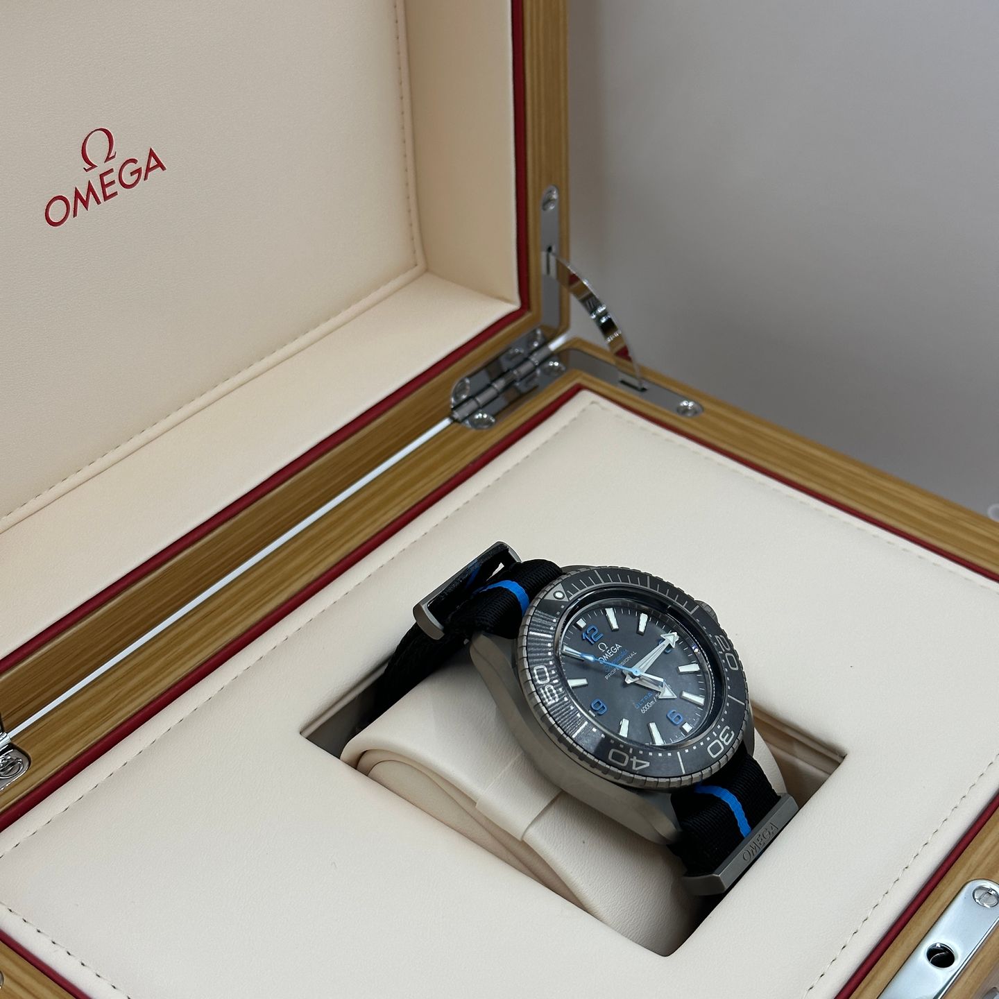 Omega Seamaster Ultra Deep 6000M 215.92.46.21.01.001 (2024) - Black dial 46 mm Titanium case (2/8)