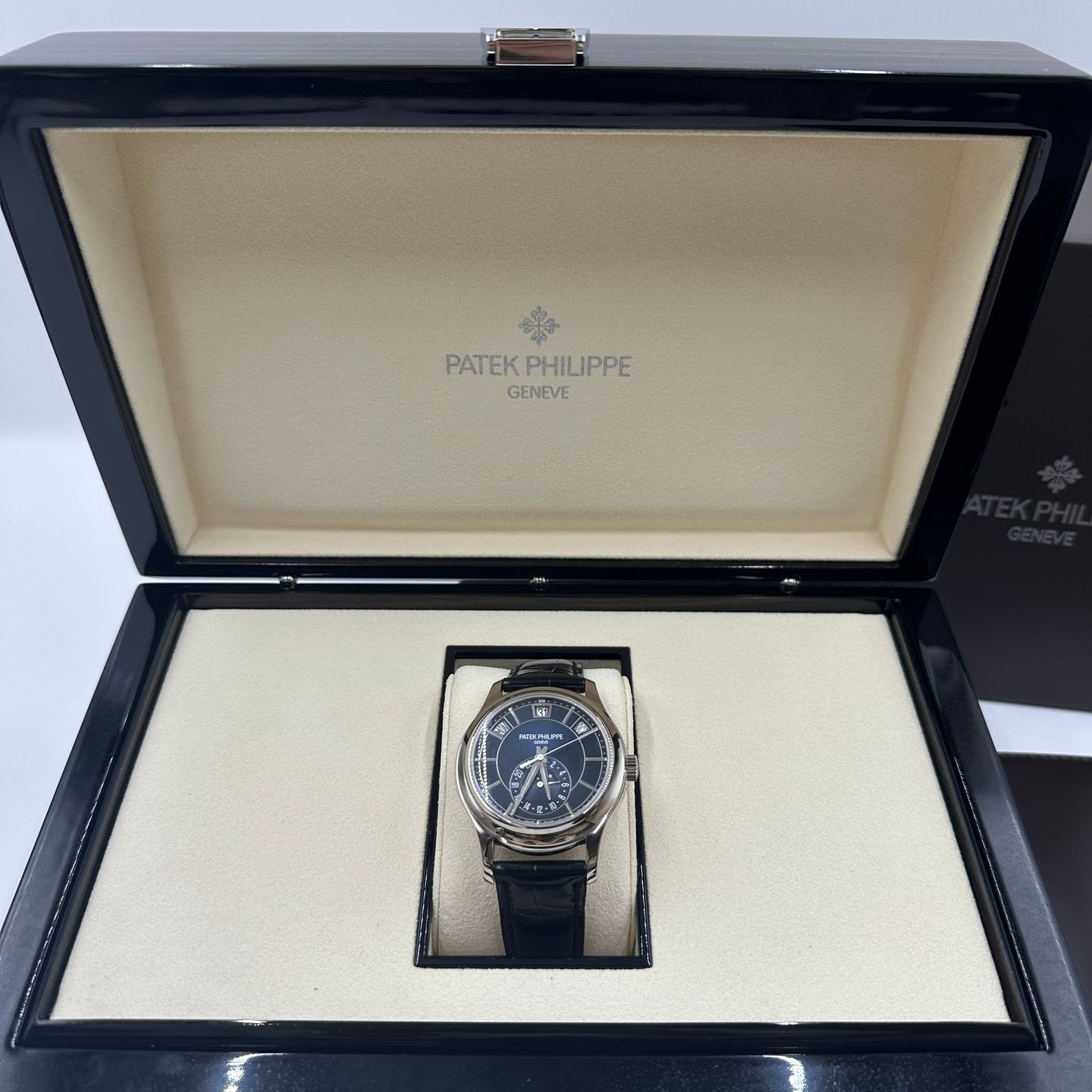 Patek Philippe Annual Calendar 5205G-013 - (2/8)