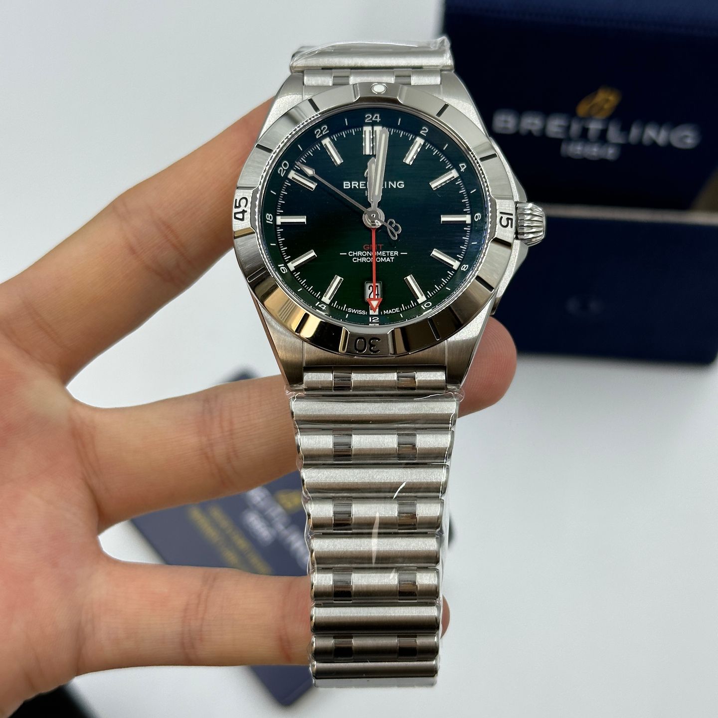 Breitling Chronomat GMT A32398101L1A1 (2023) - Green dial 40 mm Steel case (5/8)