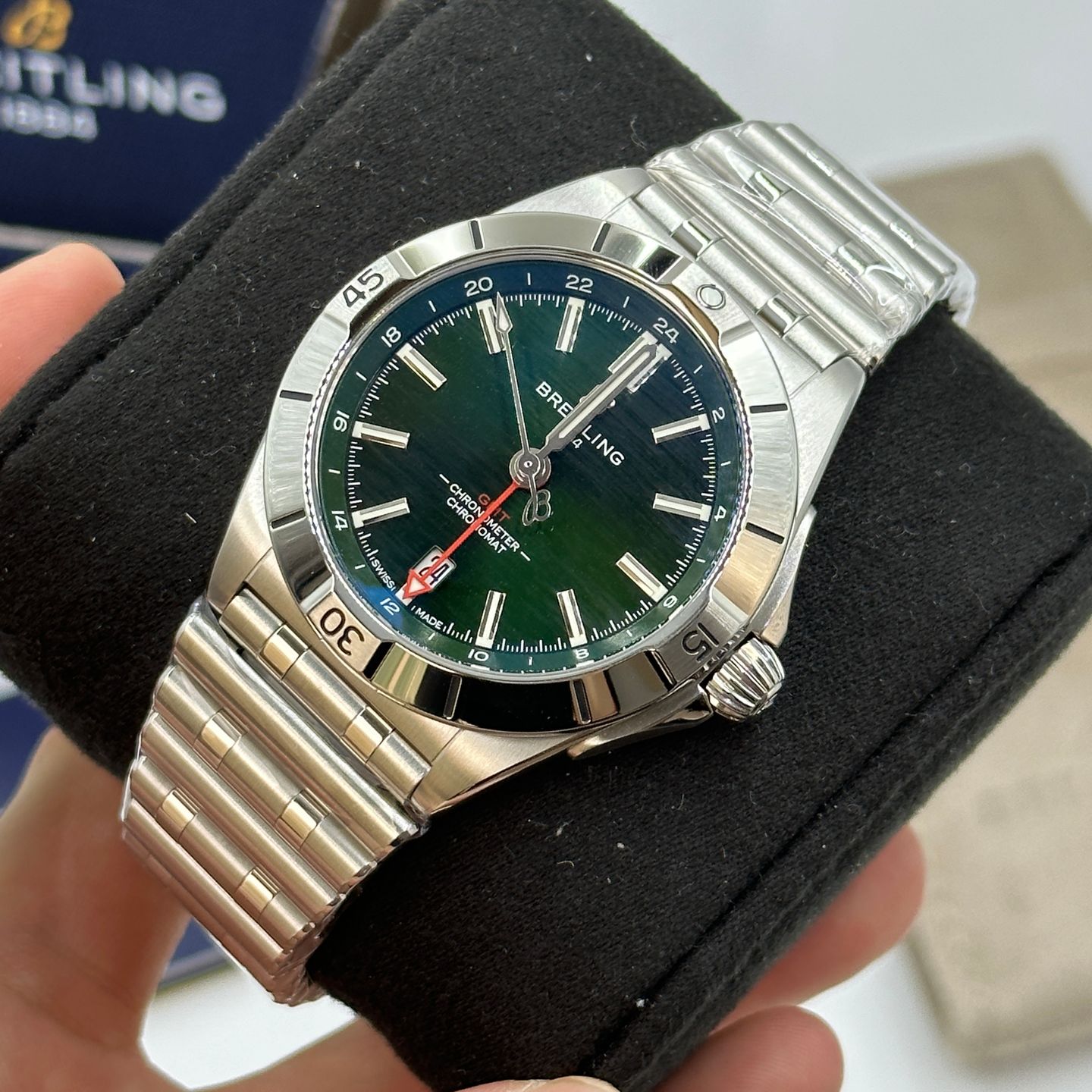 Breitling Chronomat GMT A32398101L1A1 (2023) - Green dial 40 mm Steel case (2/8)