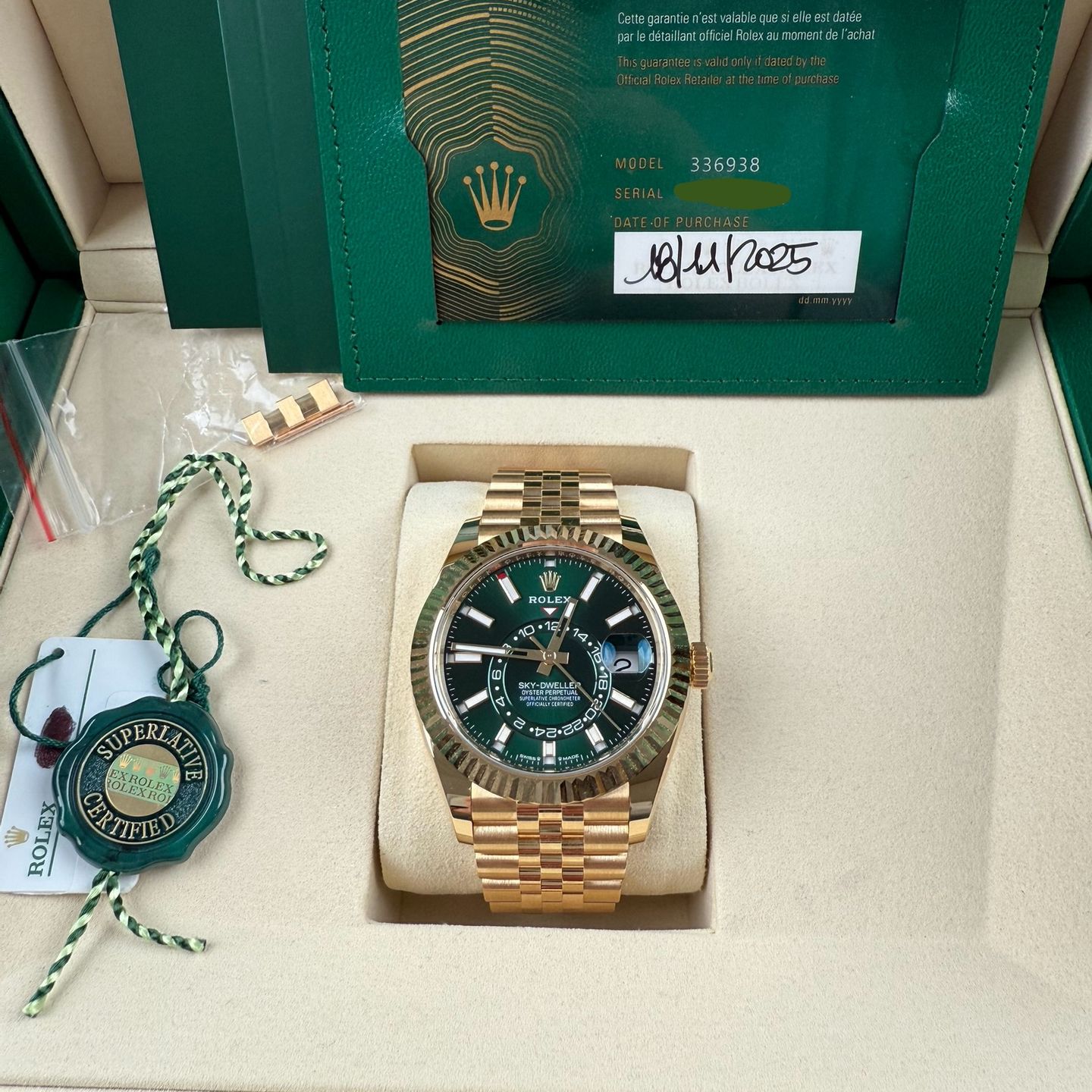 Rolex Sky-Dweller 336938 (2025) - Green dial 42 mm Yellow Gold case (4/7)
