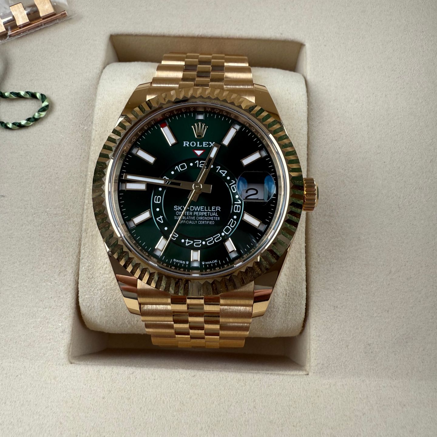 Rolex Sky-Dweller 336938 (2025) - Green dial 42 mm Yellow Gold case (3/7)