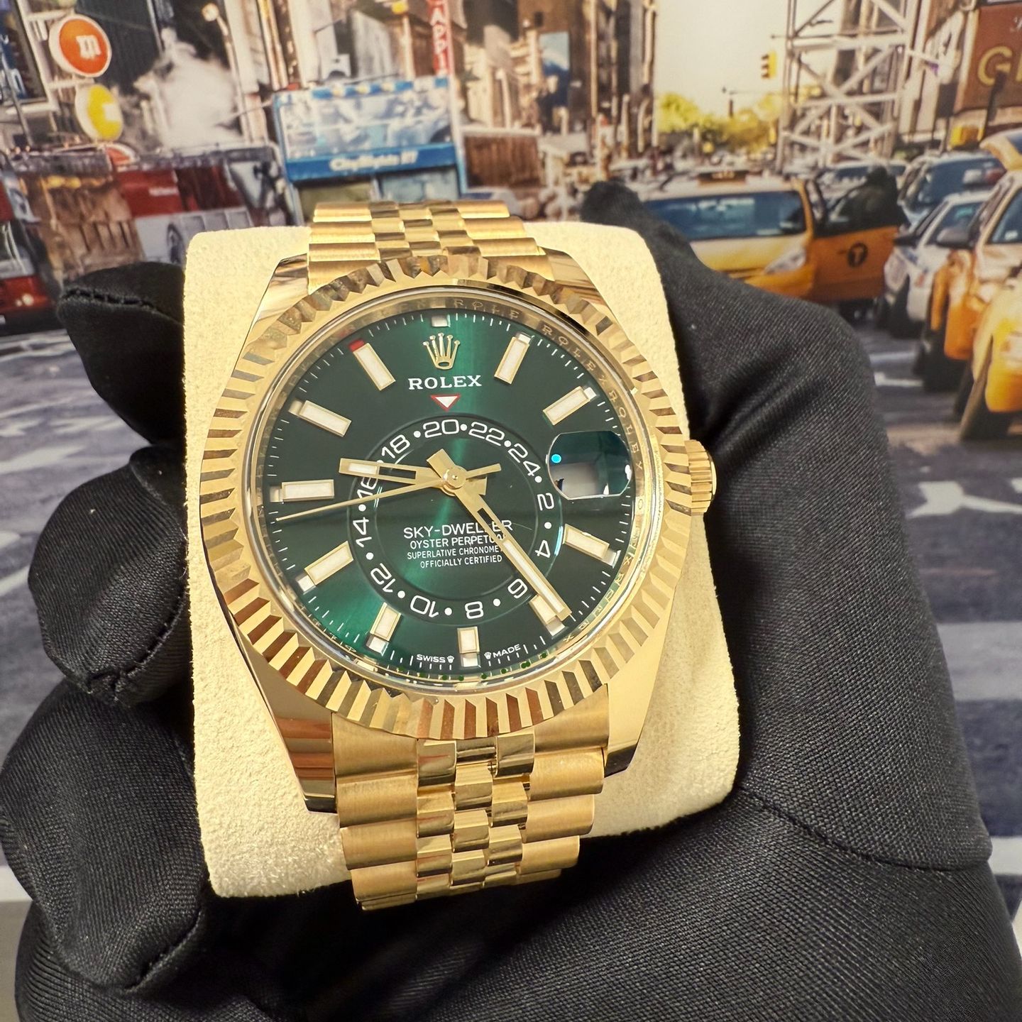 Rolex Sky-Dweller 336938 (2025) - Green dial 42 mm Yellow Gold case (1/7)