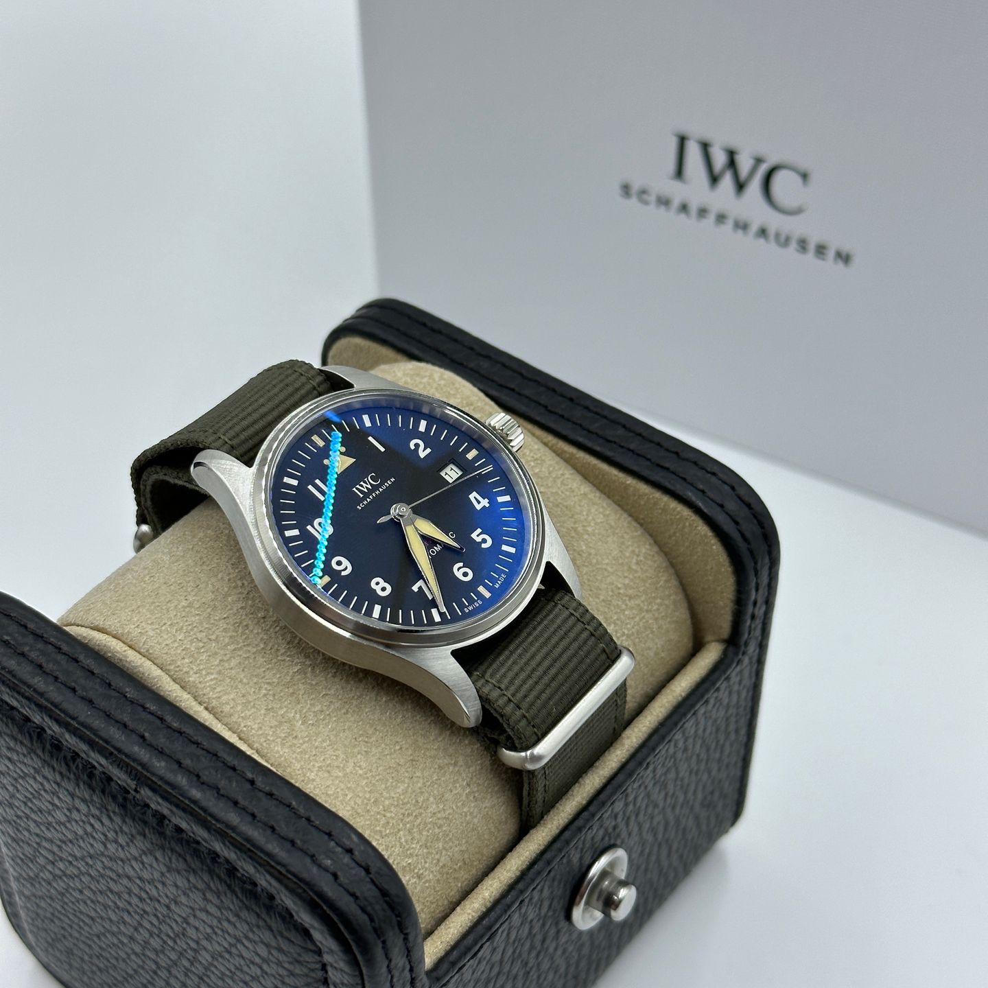 IWC Pilot IW326801 (2023) - Zwart wijzerplaat 39mm Staal (3/8)