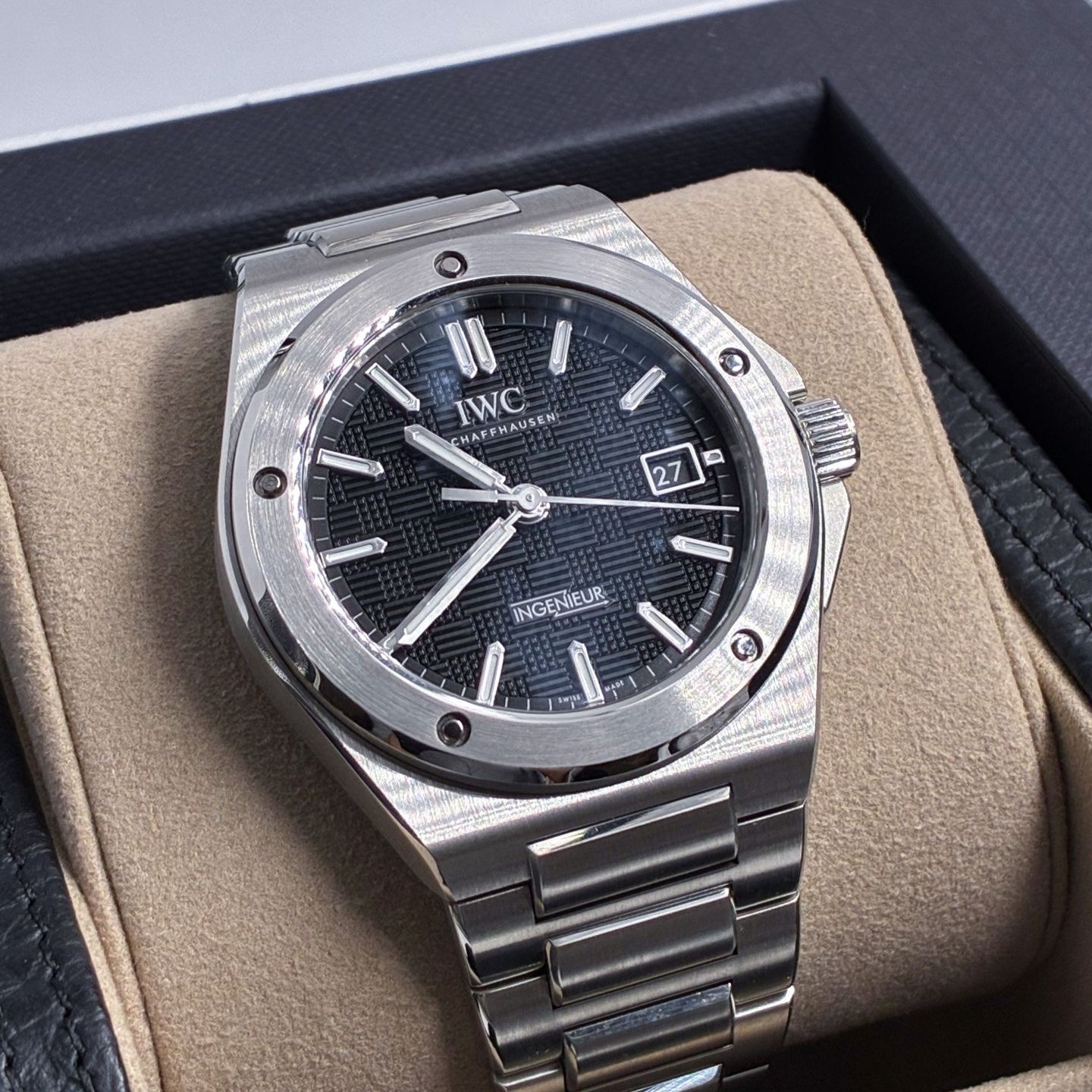 IWC Ingenieur Automatic IW328901 (2024) - Zwart wijzerplaat 40mm Staal (2/5)