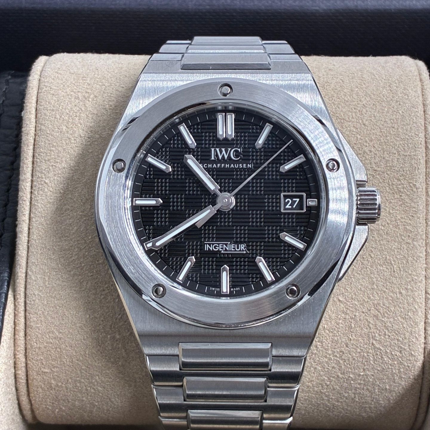 IWC Ingenieur Automatic IW328901 (2024) - Zwart wijzerplaat 40mm Staal (1/5)