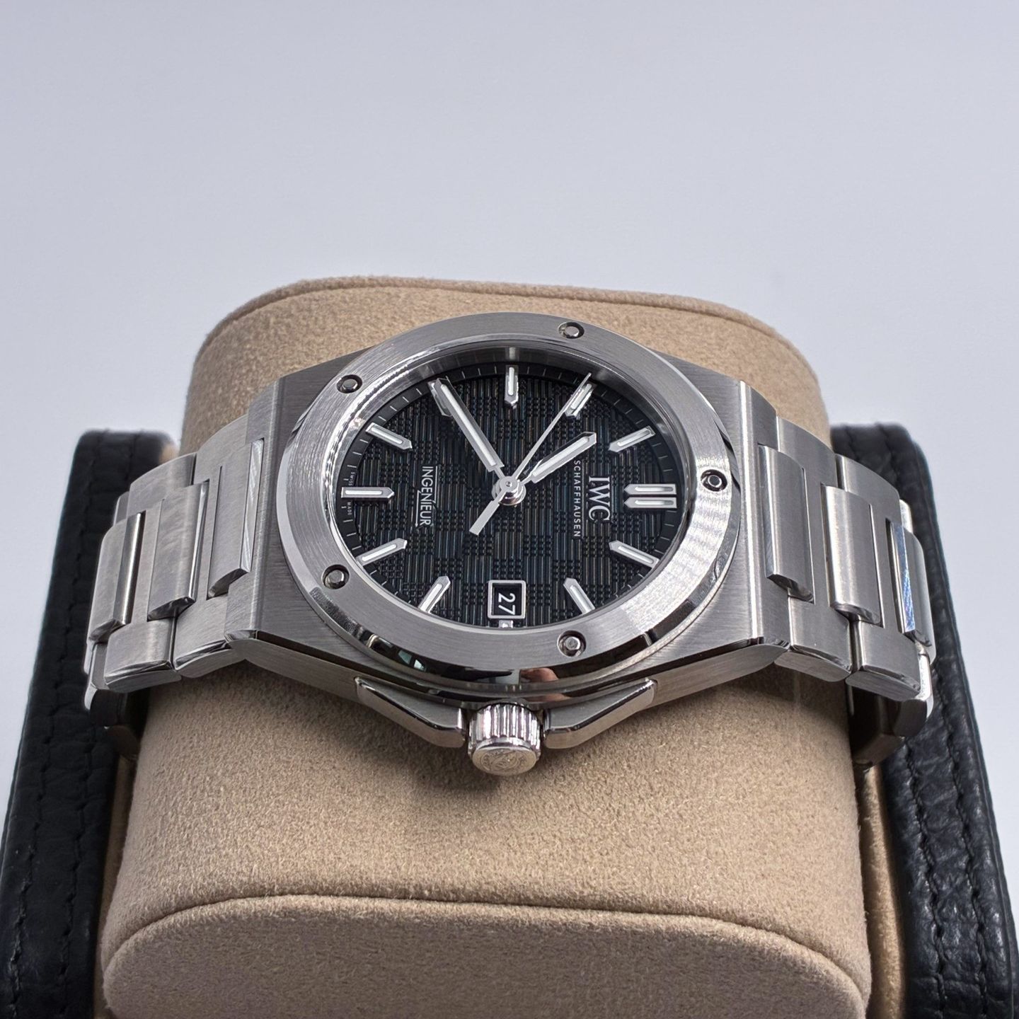 IWC Ingenieur Automatic IW328901 (2024) - Zwart wijzerplaat 40mm Staal (3/5)