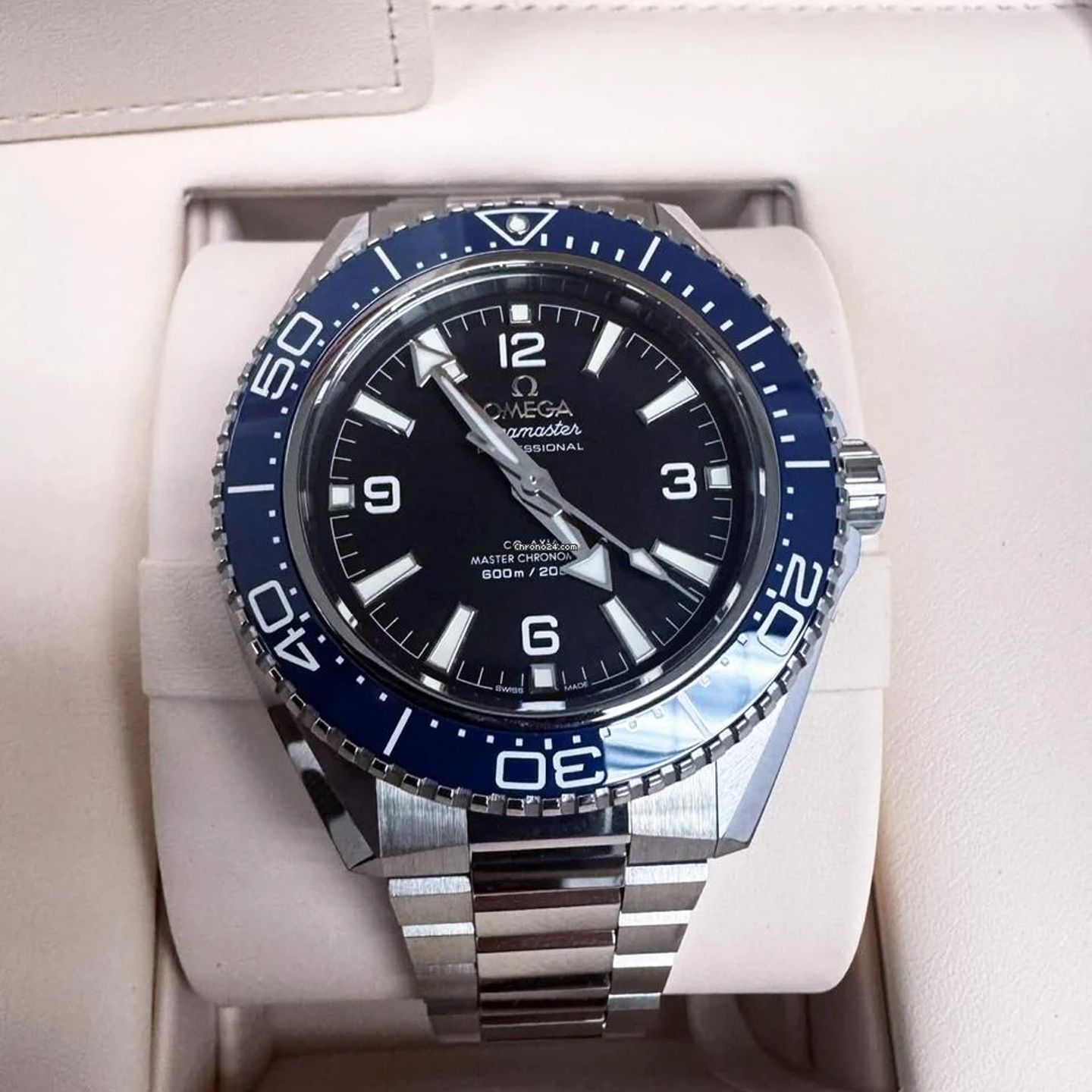 Omega Seamaster Planet Ocean 217.30.42.21.01.002 (2025) - Zwart wijzerplaat 42mm Titanium (2/2)