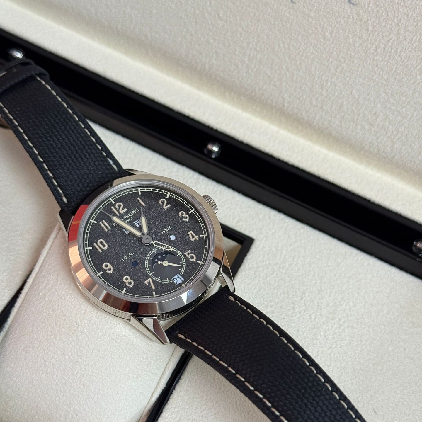 Patek Philippe Annual Calendar Travel Time 5326G-001 (2024) - Grey dial 41 mm White Gold case (5/8)