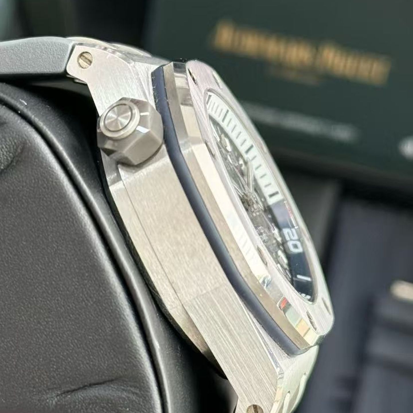 Audemars Piguet Royal Oak Offshore Diver 15720ST.OO.A009CA.01 - (3/5)