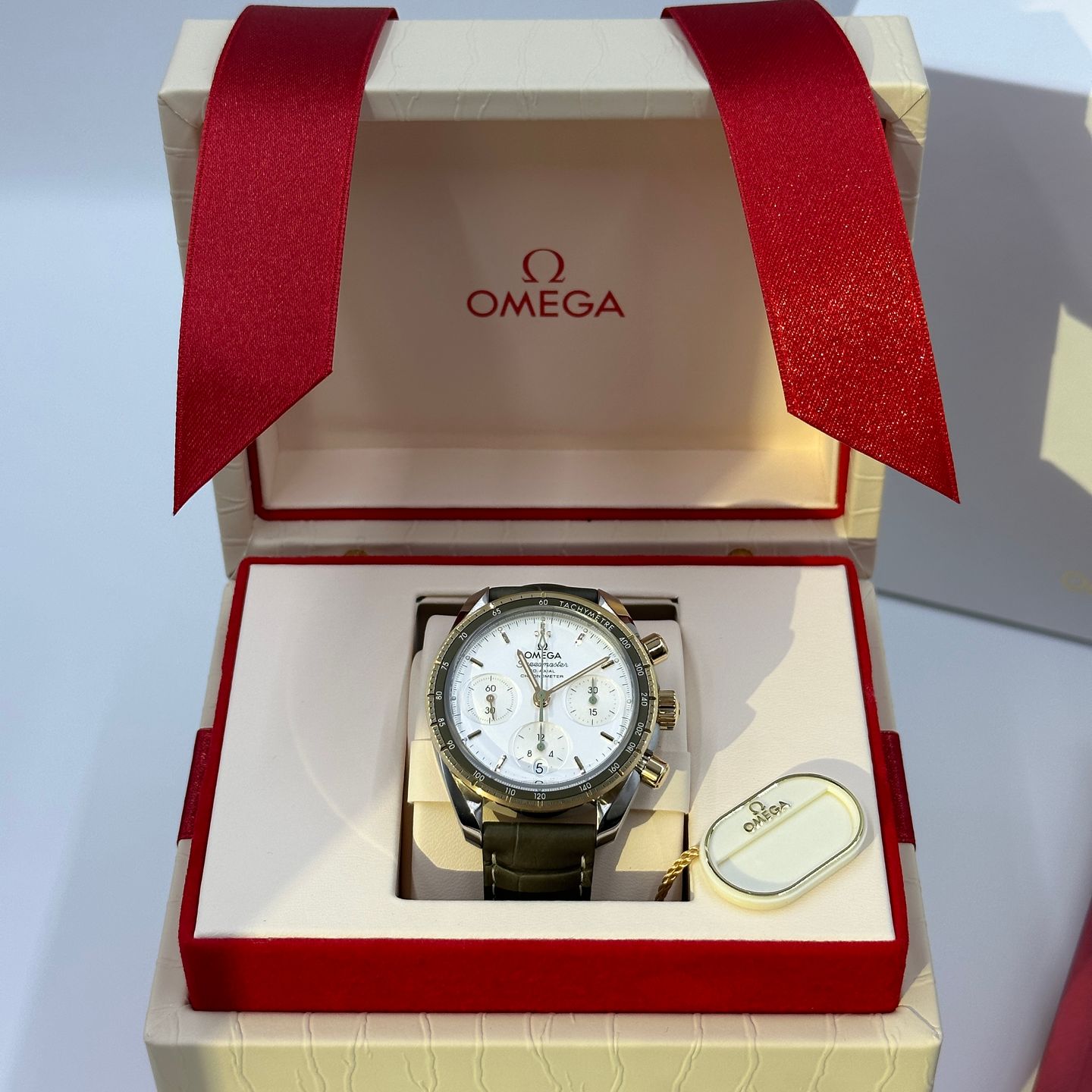 Omega Speedmaster 324.23.38.50.02.001 (2022) - Zilver wijzerplaat 38mm Goud/Staal (2/8)