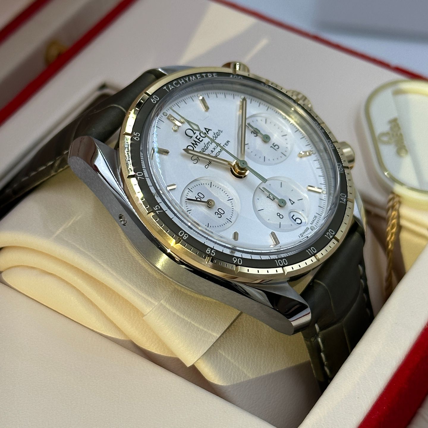 Omega Speedmaster 324.23.38.50.02.001 (2022) - Zilver wijzerplaat 38mm Goud/Staal (4/8)