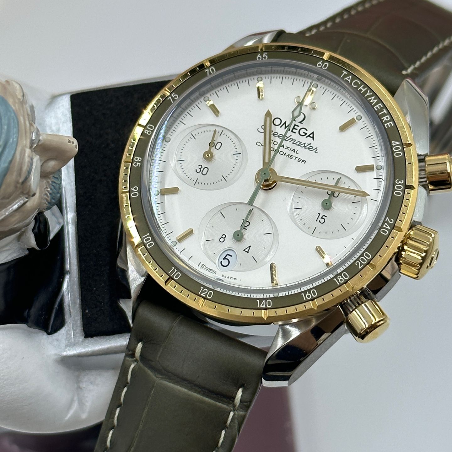 Omega Speedmaster 324.23.38.50.02.001 (2022) - Zilver wijzerplaat 38mm Goud/Staal (1/8)