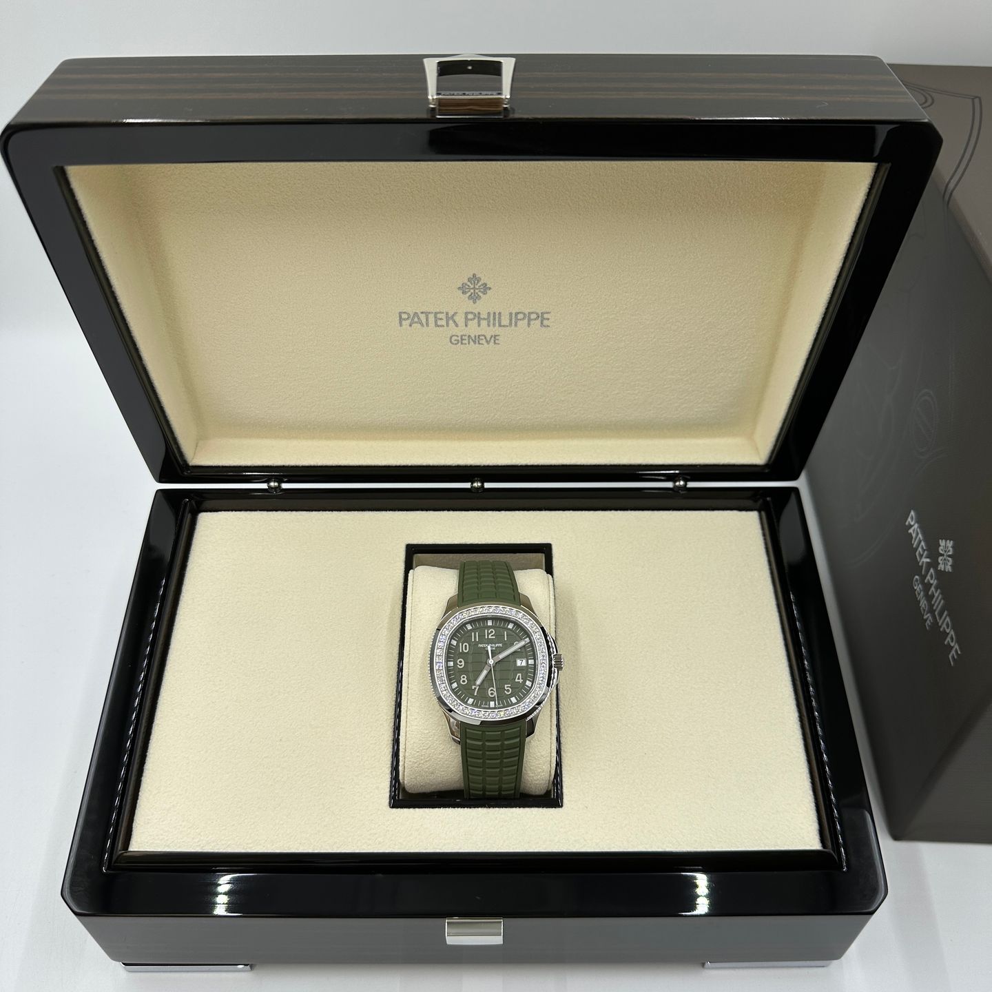 Patek Philippe Aquanaut 5267/200A-011 (2024) - Green dial 39 mm Steel case (2/8)