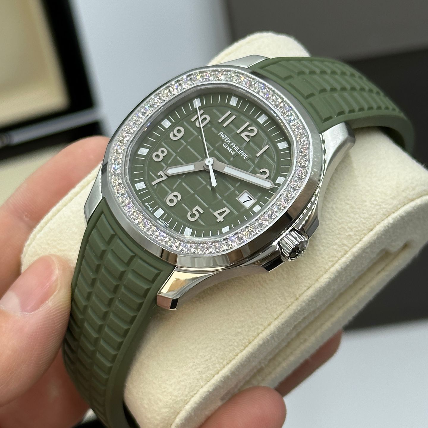 Patek Philippe Aquanaut 5267/200A-011 (2024) - Green dial 39 mm Steel case (5/8)