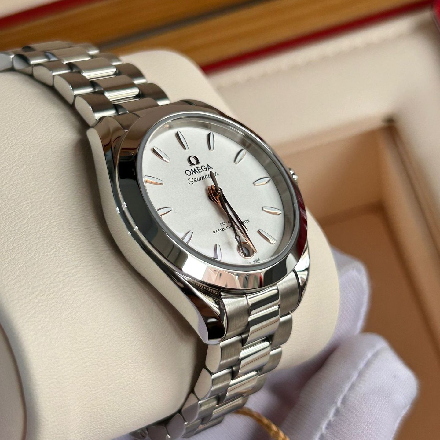 Omega Seamaster Aqua Terra 220.10.30.20.02.001 (2025) - Silver dial 30 mm Steel case (2/8)