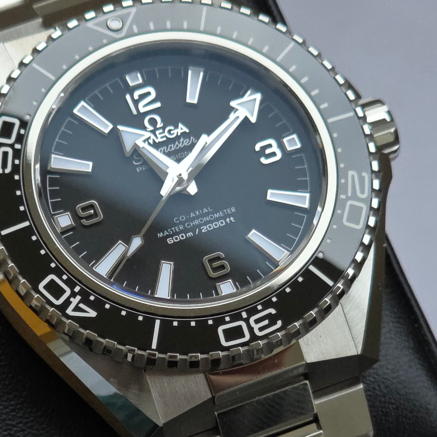 Omega Seamaster Planet Ocean 217.30.42.21.01.001 (2026) - Zwart wijzerplaat 42mm Titanium (5/8)
