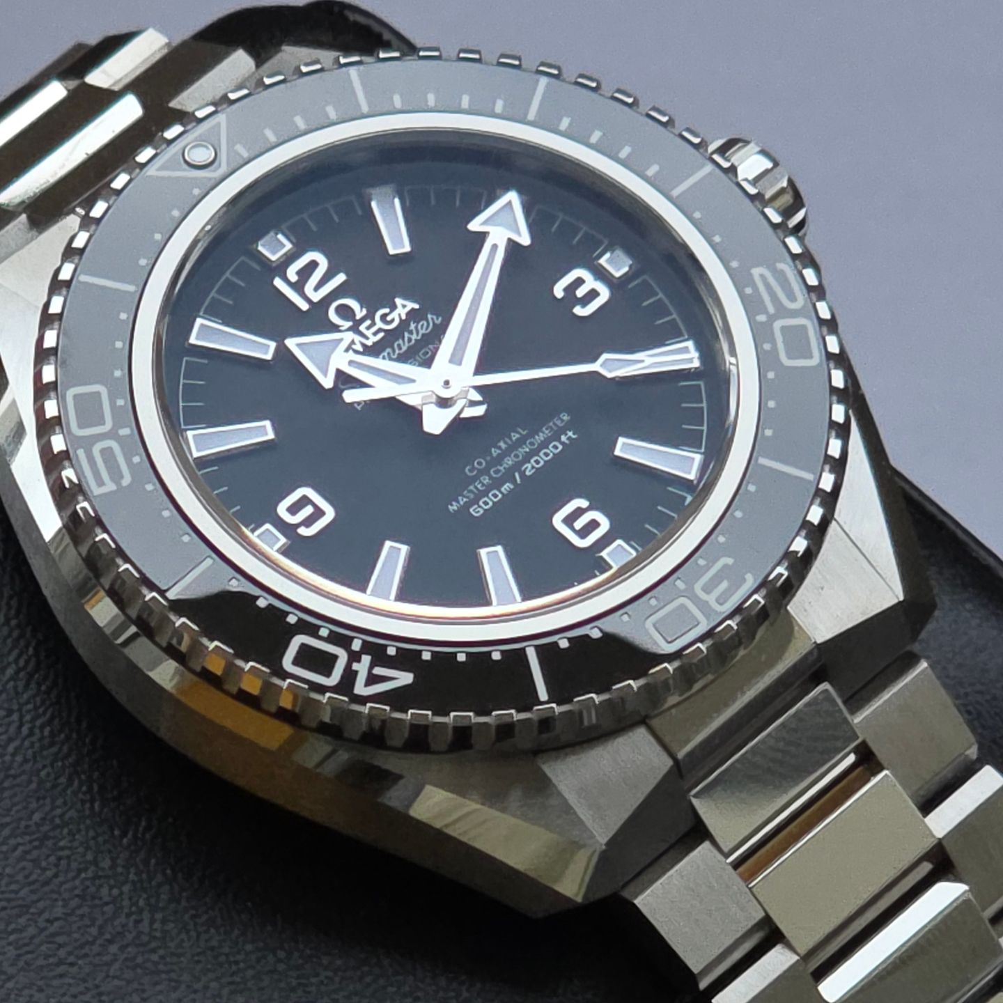 Omega Seamaster Planet Ocean 217.30.42.21.01.001 (2026) - Zwart wijzerplaat 42mm Titanium (3/8)
