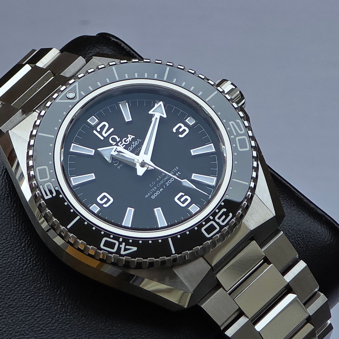 Omega Seamaster Planet Ocean 217.30.42.21.01.001 (2026) - Zwart wijzerplaat 42mm Titanium (4/8)
