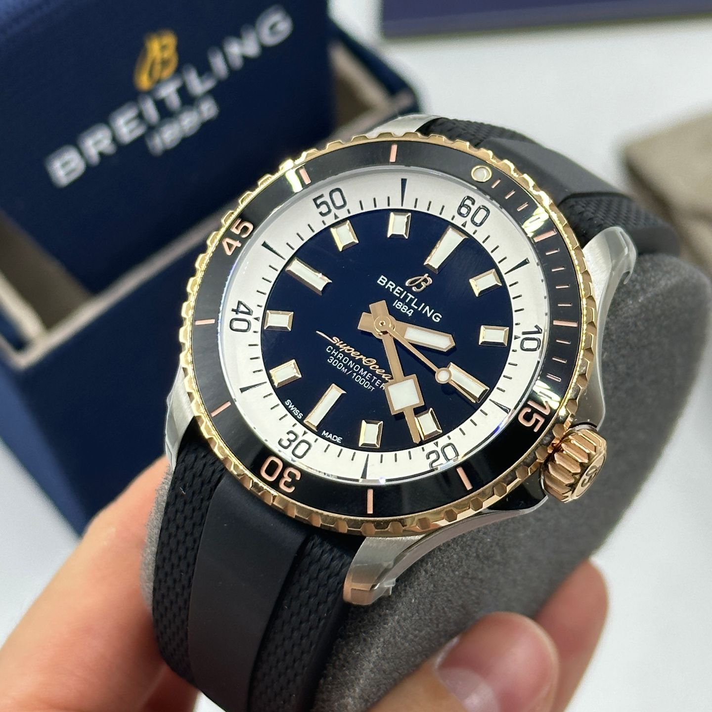 Breitling Superocean 42 U17375211B1S1 (2023) - Zwart wijzerplaat 42mm Goud/Staal (3/8)