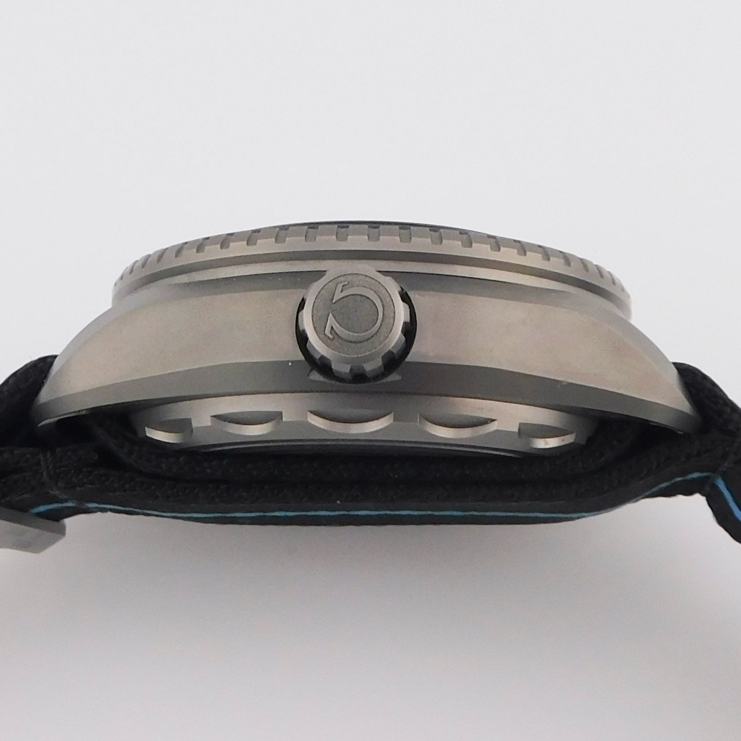 Omega Seamaster Planet Ocean 215.92.46.21.01.001 (2022) - Black dial 46 mm Titanium case (5/5)