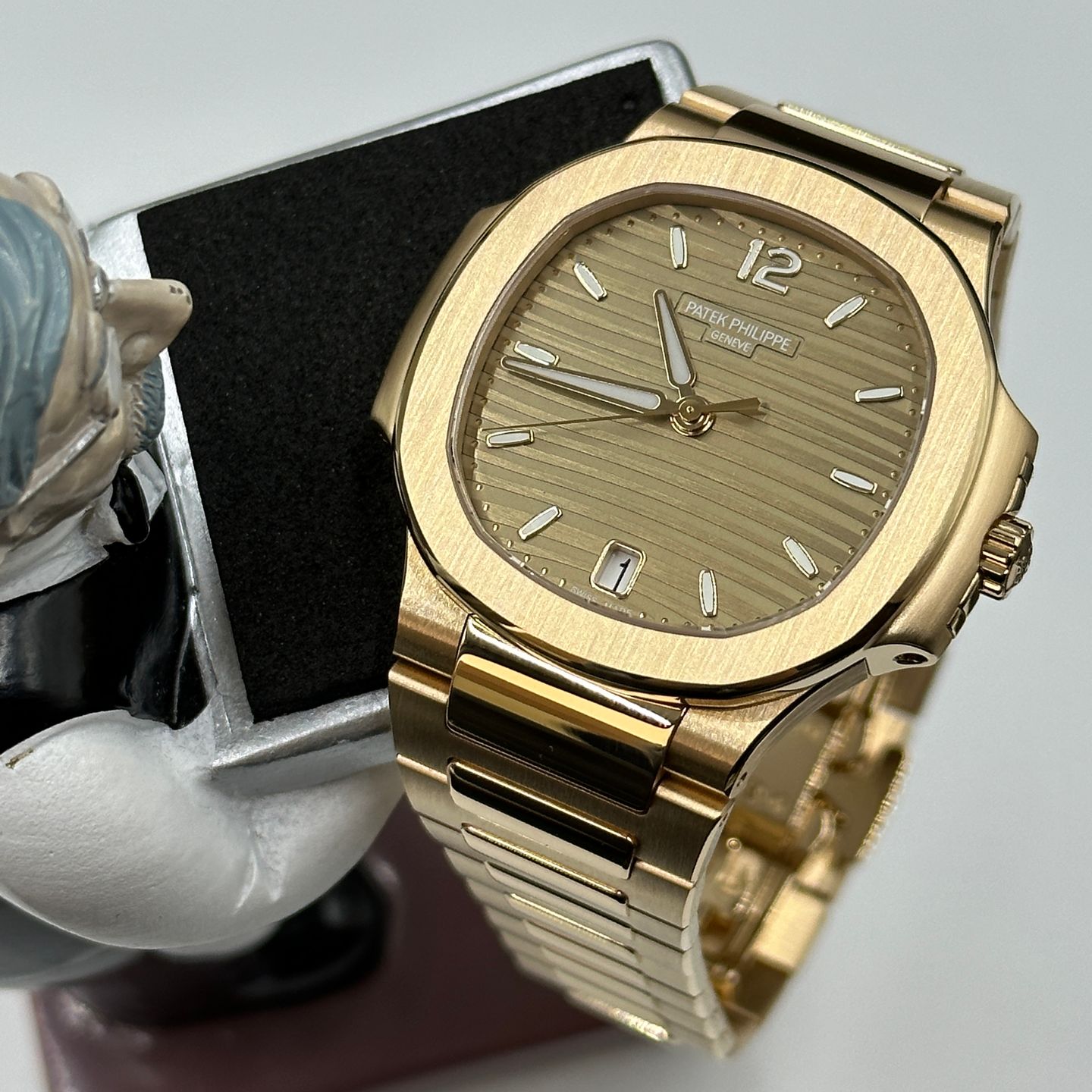 Patek Philippe Nautilus 7118/1R-010 (2024) - Goud wijzerplaat 35mm Roségoud (8/8)