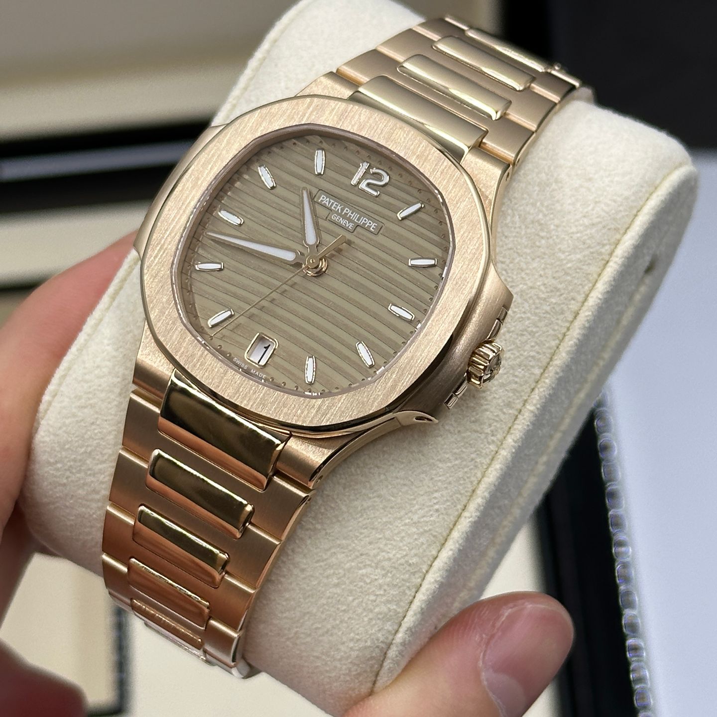 Patek Philippe Nautilus 7118/1R-010 (2024) - Gold dial 35 mm Rose Gold case (3/8)