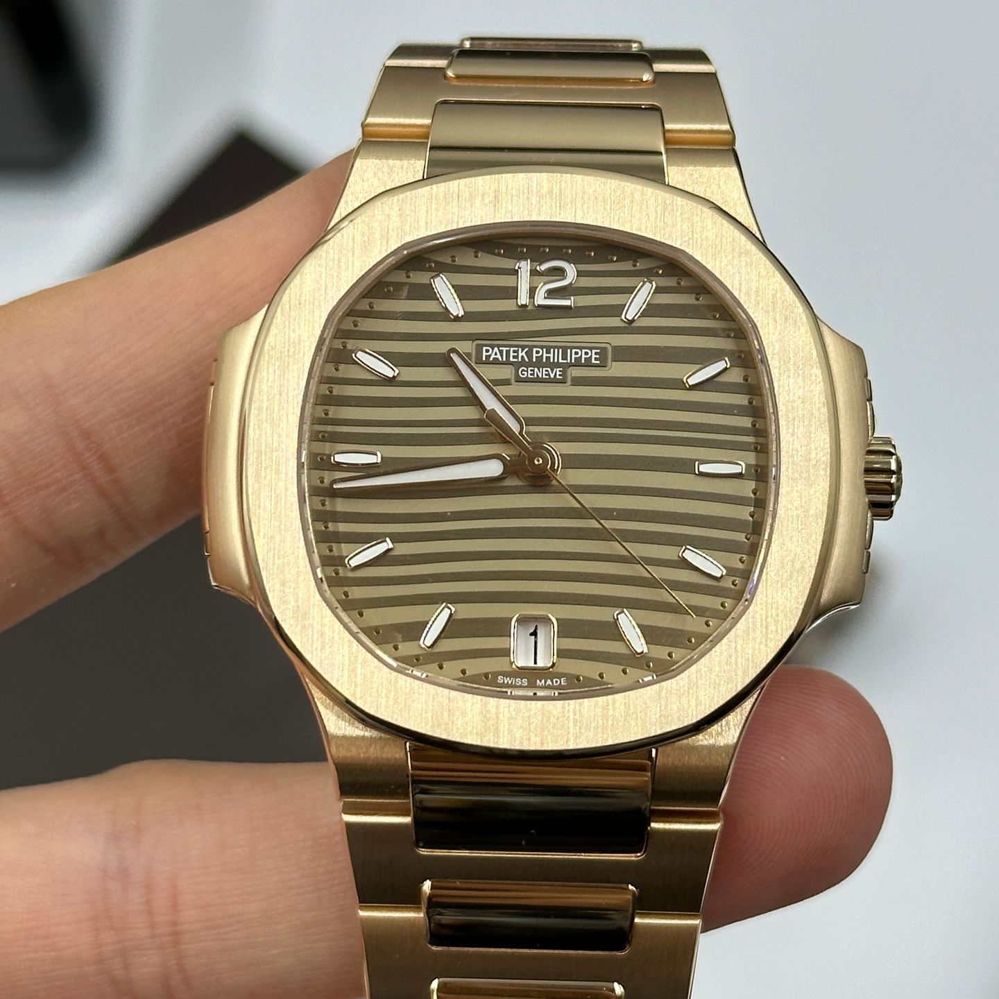 Patek Philippe Nautilus 7118/1R-010 (2024) - Goud wijzerplaat 35mm Roségoud (6/8)