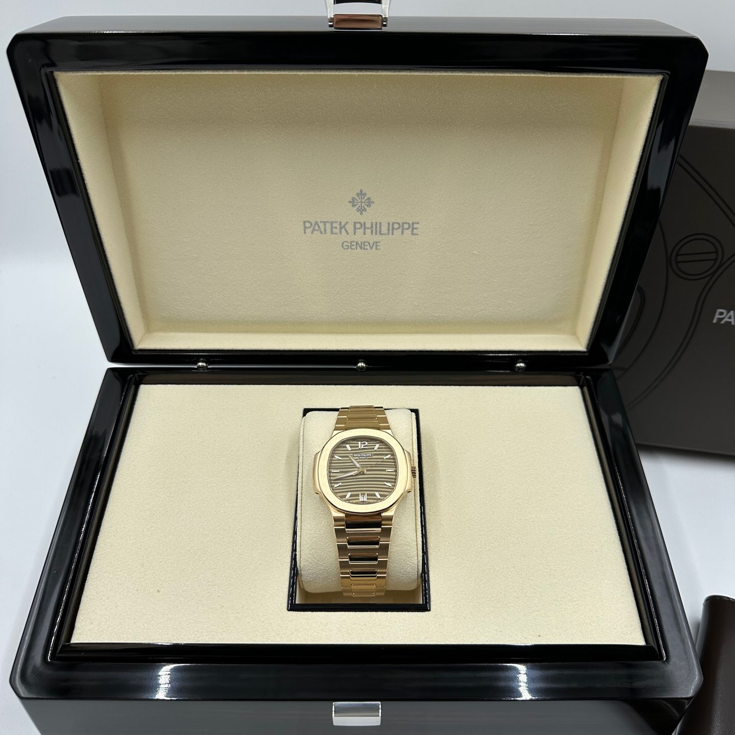 Patek Philippe Nautilus 7118/1R-010 (2024) - Gold dial 35 mm Rose Gold case (1/8)