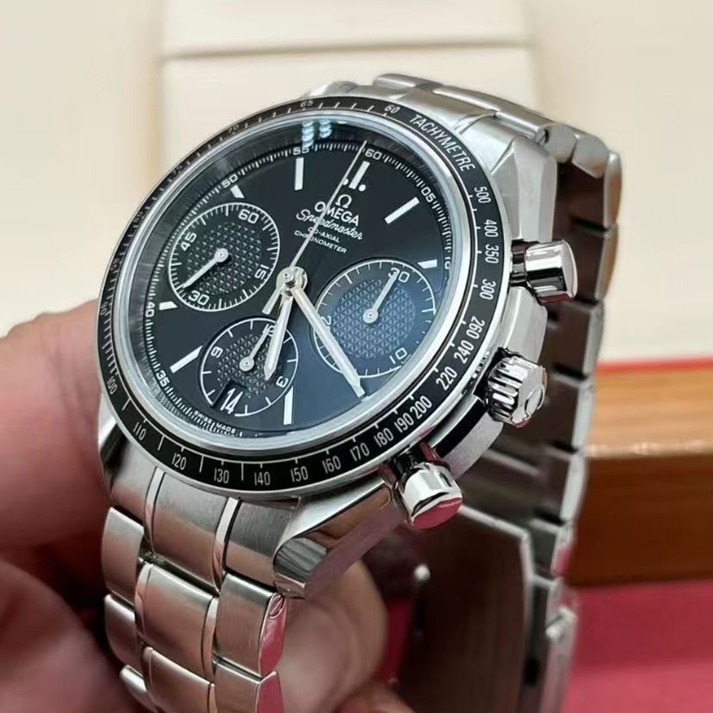 Omega Speedmaster Racing 326.30.40.50.01.001 (2025) - Black dial 40 mm Steel case (2/8)