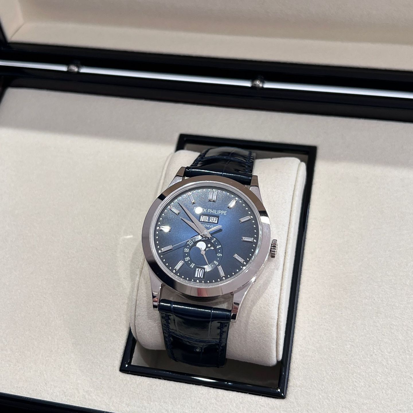 Patek Philippe Annual Calendar 5396G-017 (2024) - Blauw wijzerplaat 39mm Witgoud (5/8)