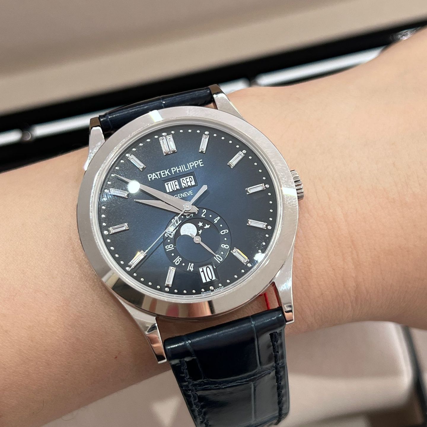 Patek Philippe Annual Calendar 5396G-017 (2024) - Blauw wijzerplaat 39mm Witgoud (2/8)