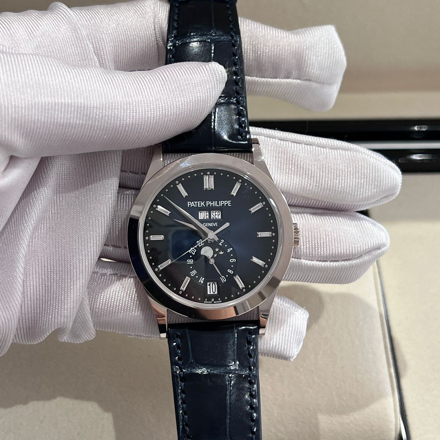 Patek Philippe Annual Calendar 5396G-017 (2024) - Blauw wijzerplaat 39mm Witgoud (8/8)