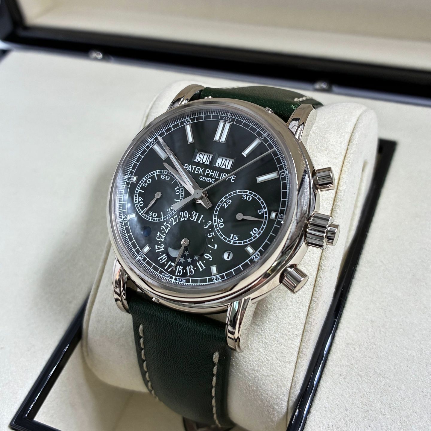Patek Philippe Perpetual Calendar Chronograph 5204G-001 (2022) - Green dial 40 mm White Gold case (3/6)