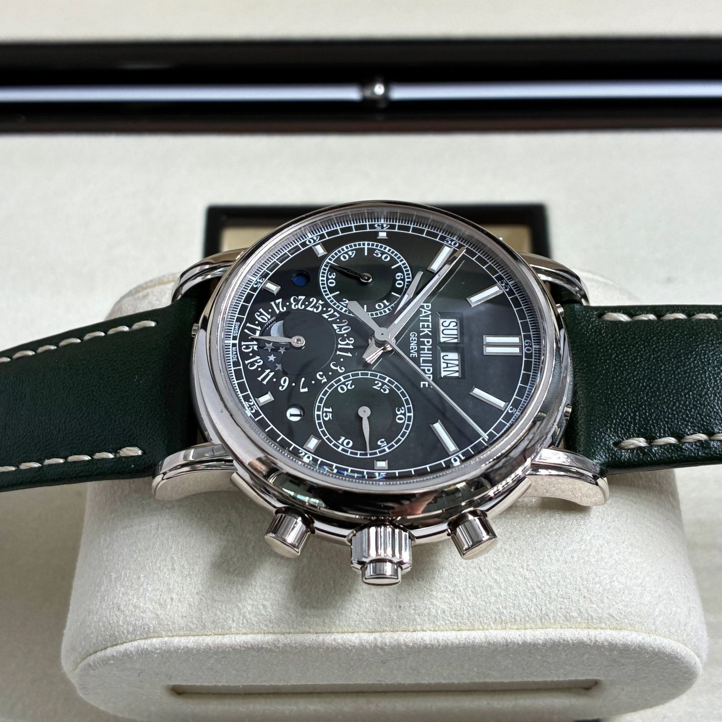 Patek Philippe Perpetual Calendar Chronograph 5204G-001 (2022) - Green dial 40 mm White Gold case (5/6)