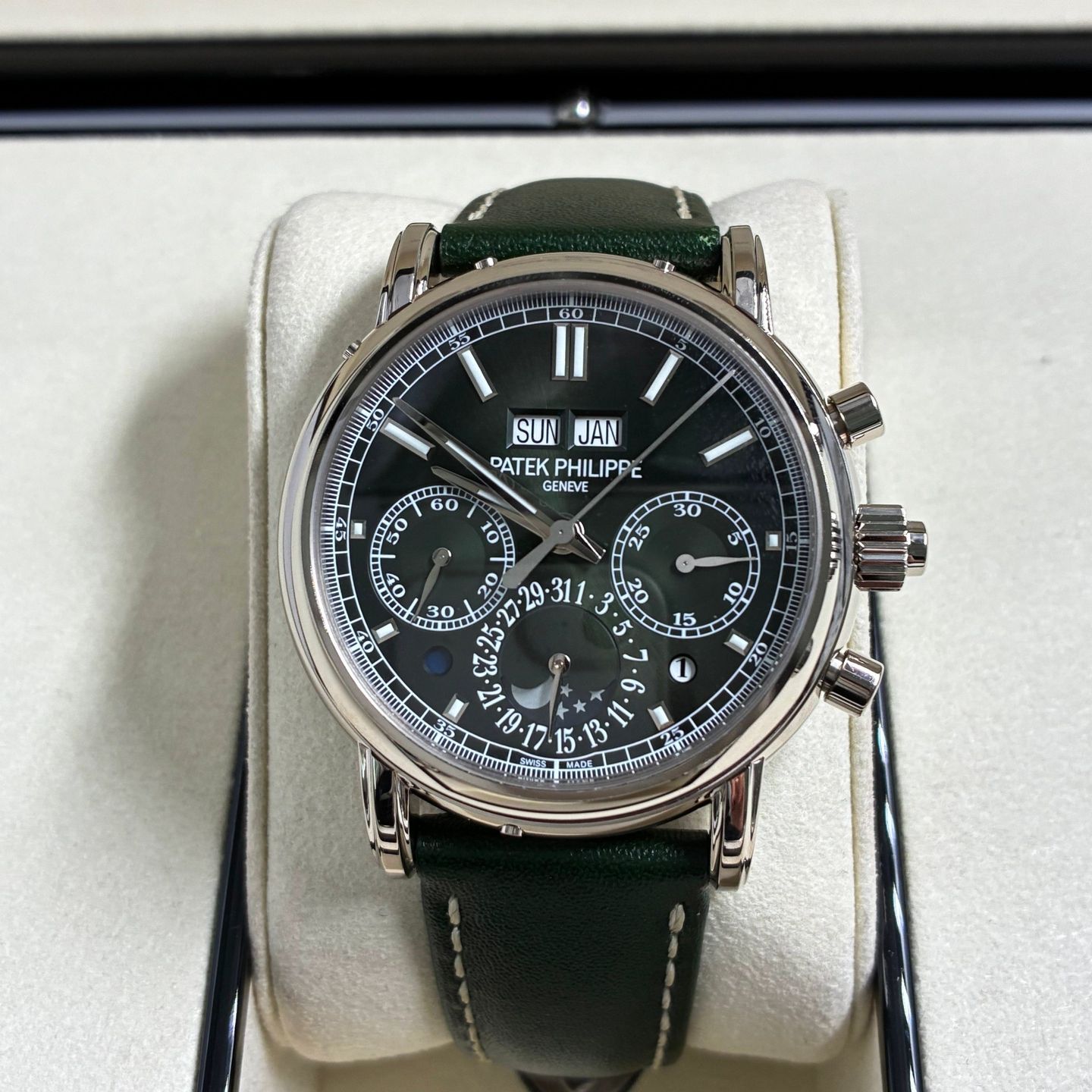 Patek Philippe Perpetual Calendar Chronograph 5204G-001 (2022) - Green dial 40 mm White Gold case (1/6)