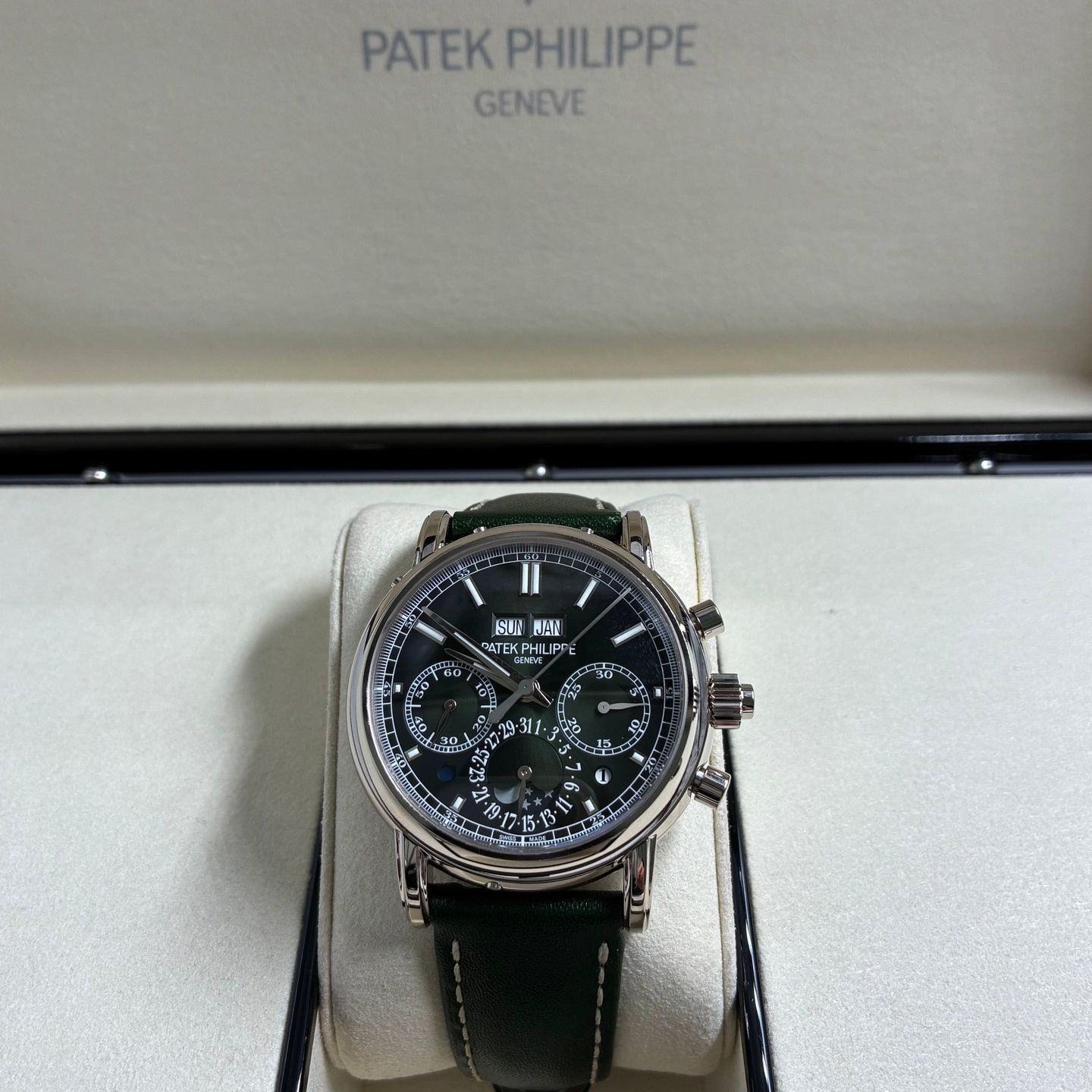 Patek Philippe Perpetual Calendar Chronograph 5204G-001 (2022) - Green dial 40 mm White Gold case (2/6)