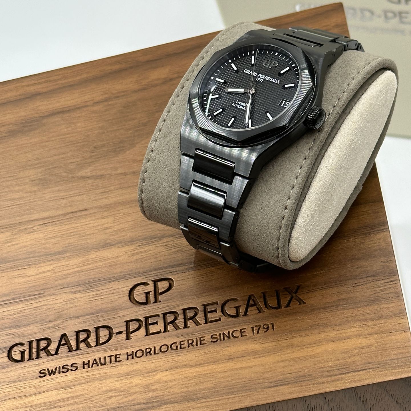 Girard-Perregaux Laureato 81010-32-631-32A (2023) - Zwart wijzerplaat 42mm Keramiek (6/8)